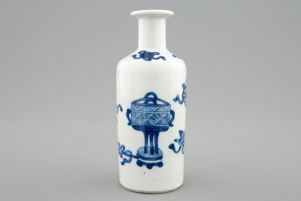 Een klein Chinees blauw-wit rouleau vaasje, Kangxi